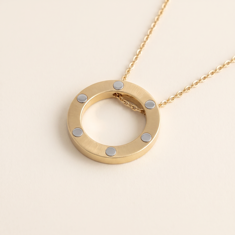 Collier Calmeya doré avec son pendentif, un exemplaire