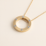 Collier Calmeya doré avec son pendentif, un exemplaire