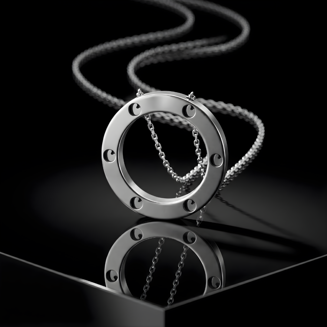 Collier Calmeya argenté, détail du pendentif